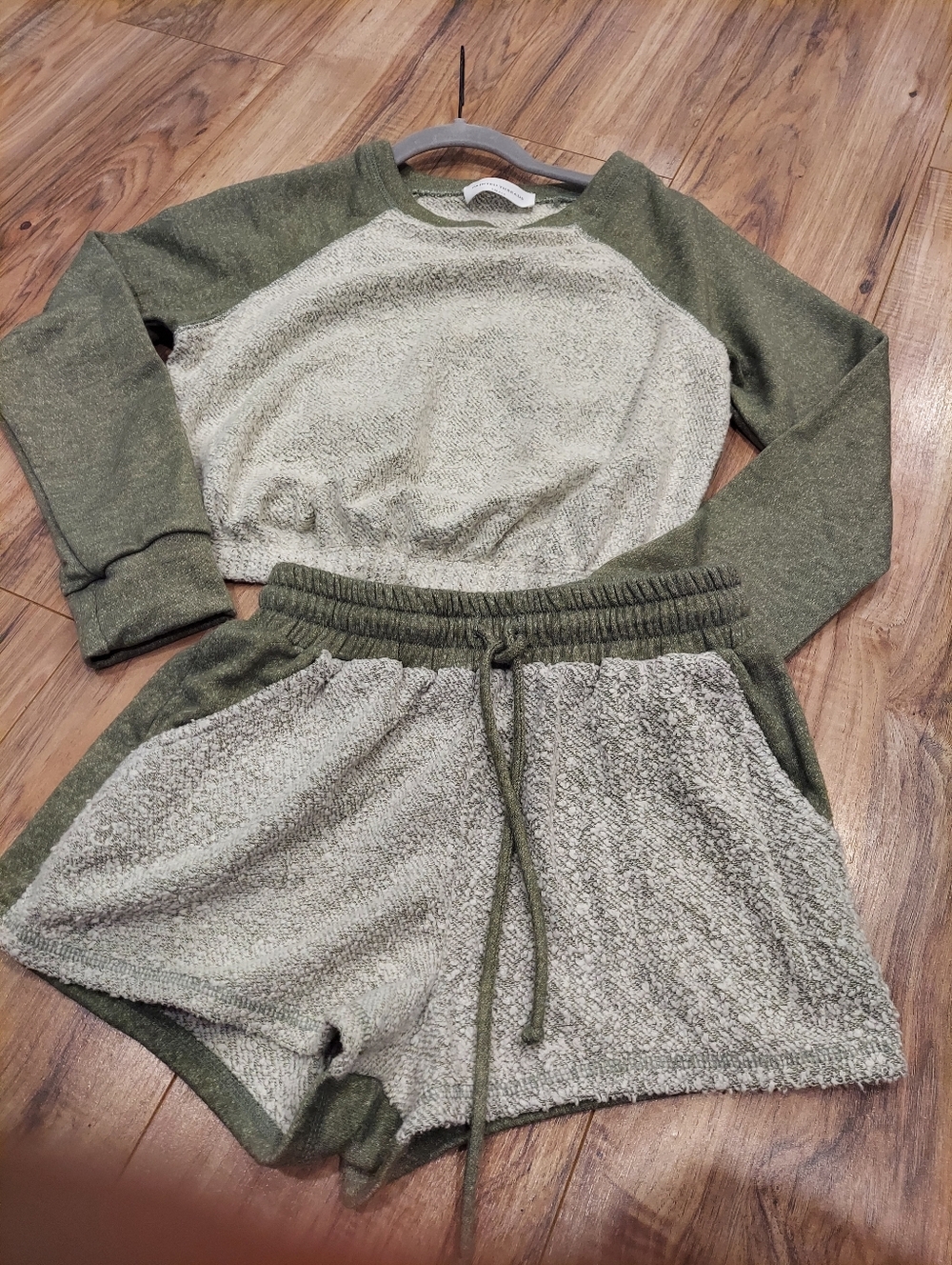Womens Sz S 2 Piece Crop Sweatshirt Short Set Cozy Colorblock Olive Green/Gray